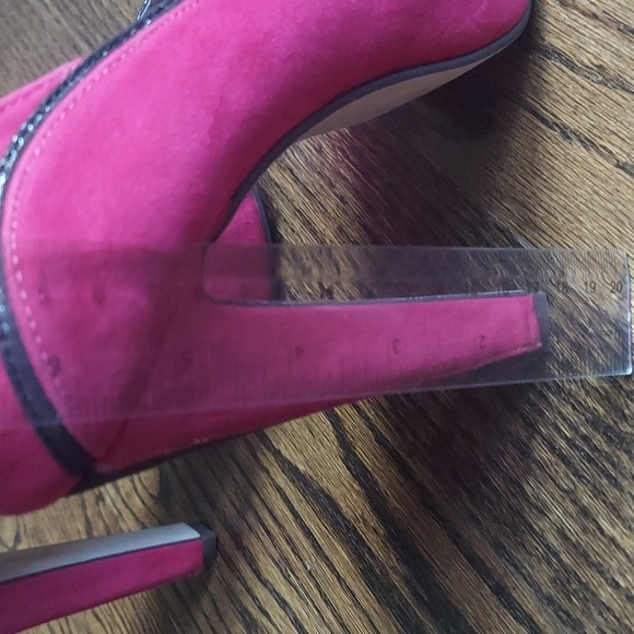 Michael Antonio Women's Keona - Hot Pink Velvet heels - Picture 5 of 8